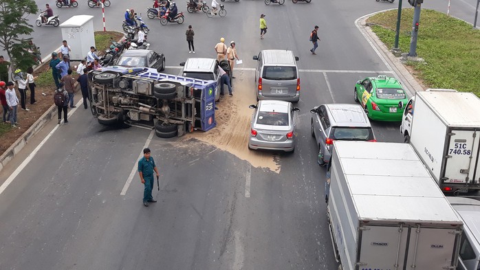 Xe ben lật như phim trên đường Phạm Văn Đồng - Ảnh 2.