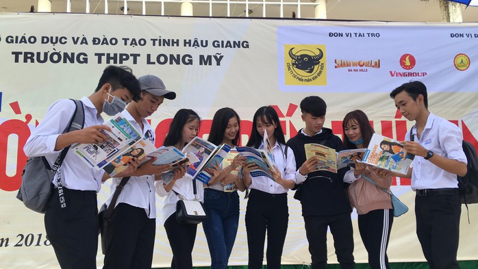 Cẩm nang Tuyển sinh 2018 của báo Người Lao Động đến tay độc giả - Ảnh 1.