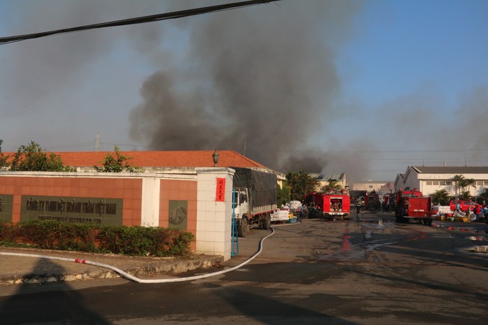 Đang cháy lớn tại công ty dệt ở Biên Hòa - Ảnh 2.