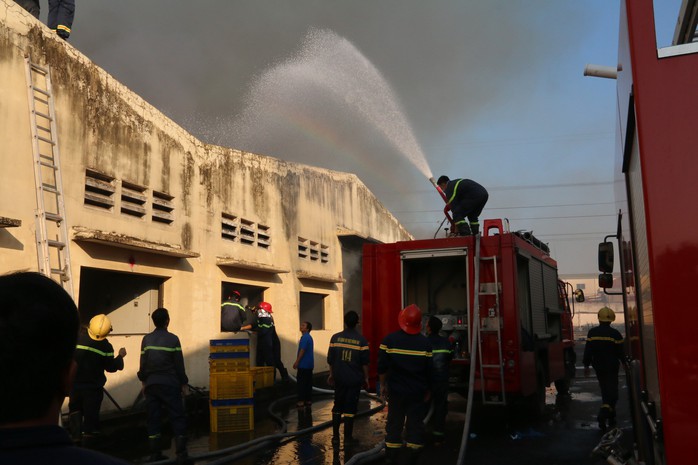 Đang cháy lớn tại công ty dệt ở Biên Hòa - Ảnh 4.