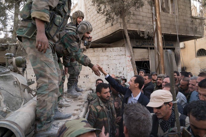 Tổng thống Syria bất ngờ thăm binh sĩ ở Đông Ghouta - Ảnh 2.