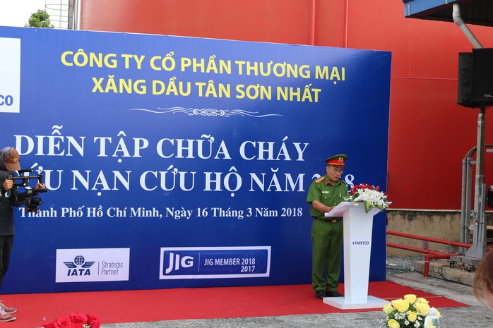 Cận cảnh diễn tập cứu kho xăng ở sân bay Tân Sơn Nhất - Ảnh 4.