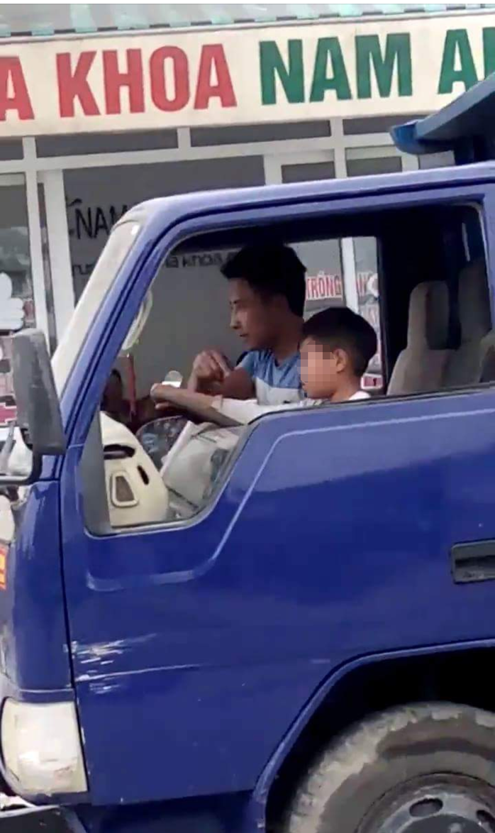 Bé trai lái xe tải chạy băng băng trên phố Sầm Sơn - Ảnh 2.