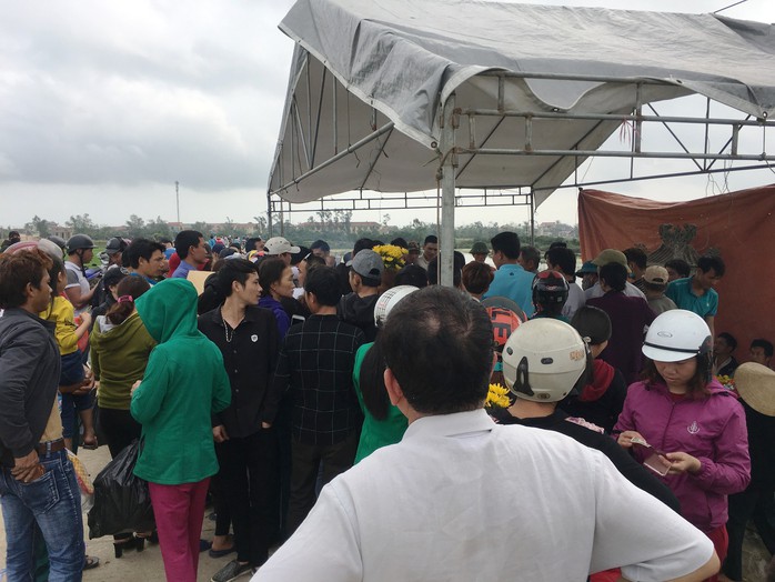 Xã cắt điện, tháo rạp thờ rắn thần ở Quảng Bình bị dân ngăn cản - Ảnh 3.