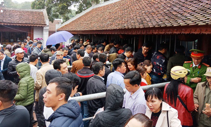 Hàng ngàn người đội mưa hàng giờ xin ấn đền Trần - Ảnh 2.