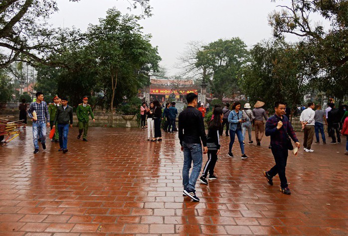 Hàng ngàn người đội mưa hàng giờ xin ấn đền Trần - Ảnh 17.