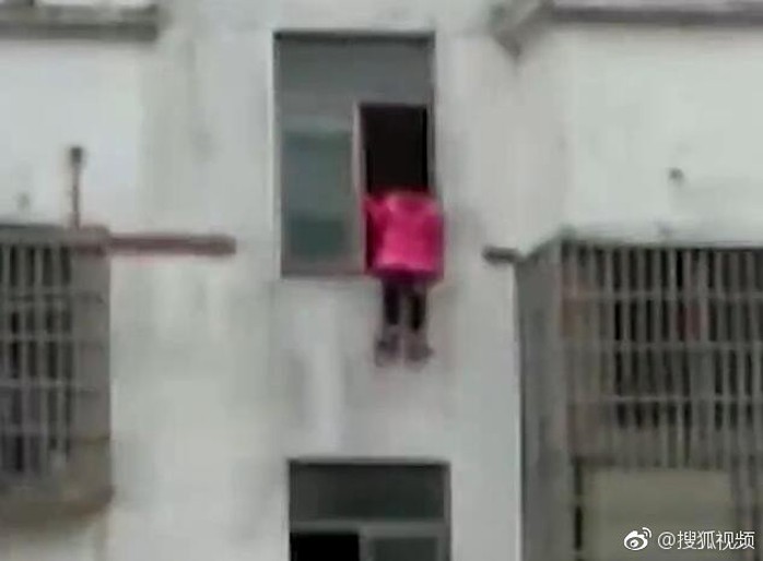 Trung Quốc: Bé gái nhảy từ lầu 15 vì chưa làm xong bài tập - Ảnh 3.