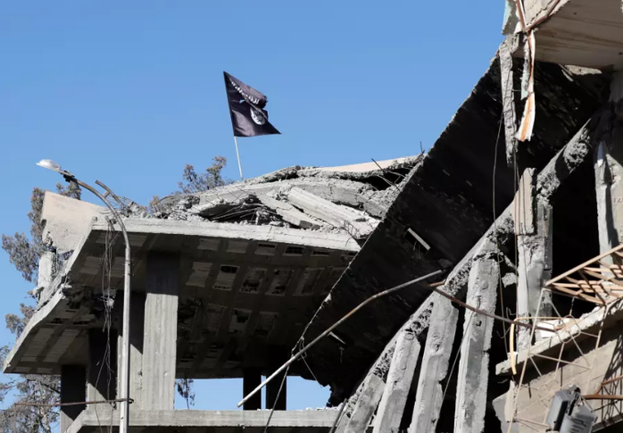 IS bất ngờ tấn công vào thủ đô Syria, giết 36 binh sĩ - Ảnh 1.