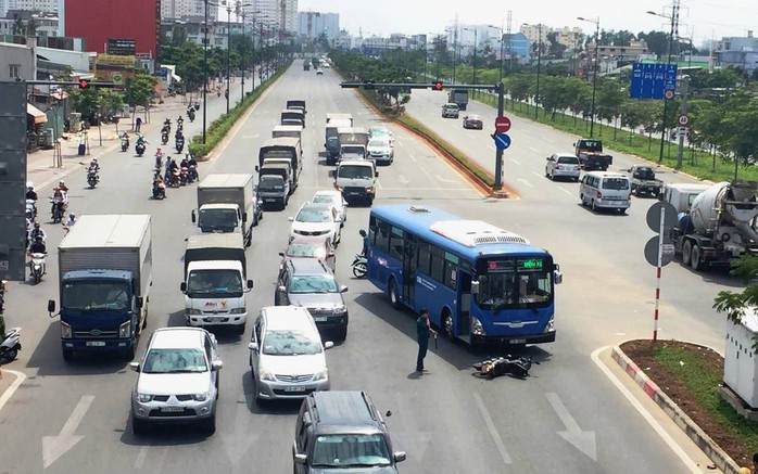 Xe buýt nghi vượt đèn vàng tông văng 1 người cả chục mét - Ảnh 1.