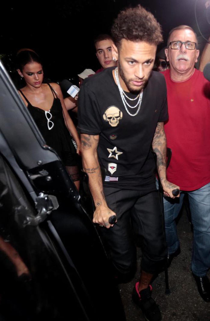 Neymar chống nạng đi đêm với bạn gái - Ảnh 1.