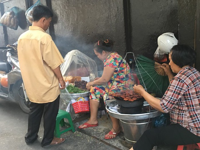 Bánh mì thịt nướng 20 năm đáng nhớ ở Sài Gòn - Ảnh 2. Bánh mì thịt nướng 20 năm đáng nhớ ở Sài Gòn - Ảnh 2.