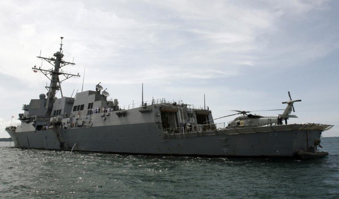 Tàu chiến Mỹ áp sát đảo nhân tạo Trung Quốc xây phi pháp - Ảnh 1.