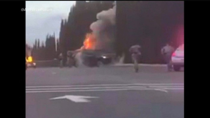 Mỹ: Xe nổ tung ngay trước cửa căn cứ không quân - Ảnh 2.