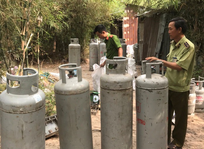 Sang chiết hàng ngàn bình gas lậu giữa khu phố - Ảnh 1.