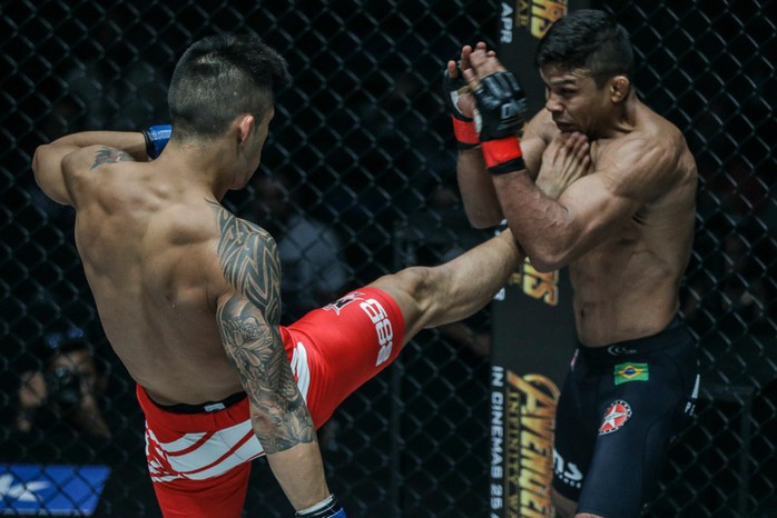 Martin Nguyễn lỡ chiếc cúp thứ 3 của MMA - Ảnh 1.