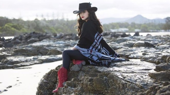 Lindi Ortega đủ sức chiến đấu bệnh mặc cảm ngoại hình nhờ âm nhạc - Ảnh 1.