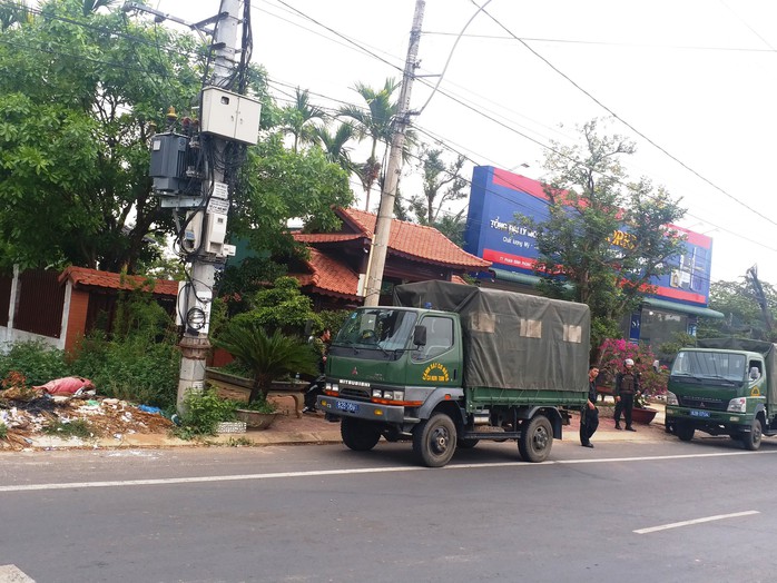 Khám nhà nghi phạm trong vụ xả súng ở Kon Tum - Ảnh 1.