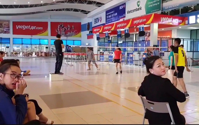 Phạt sân bay đóng cửa nhà ga, ngưng tiếp khách để nhân viên thi đấu cầu lông - Ảnh 1.