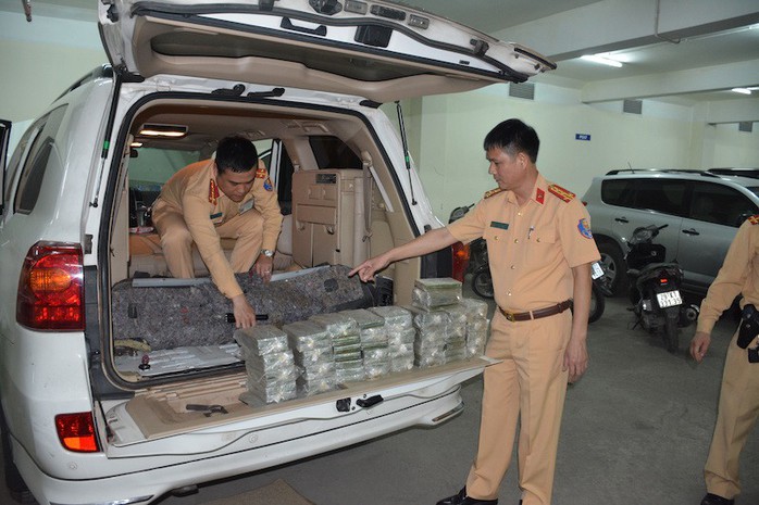 Bắt quả tang ô tô biển kiểm soát Lào chở 100 bánh heroin - Ảnh 1.