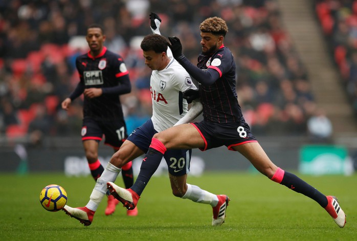 Liverpool vươn lên nhì bảng, Tottenham bám đuổi theo sát - Ảnh 4.