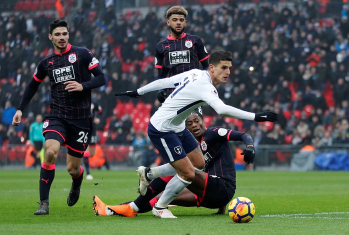 Liverpool vươn lên nhì bảng, Tottenham bám đuổi theo sát - Ảnh 1.