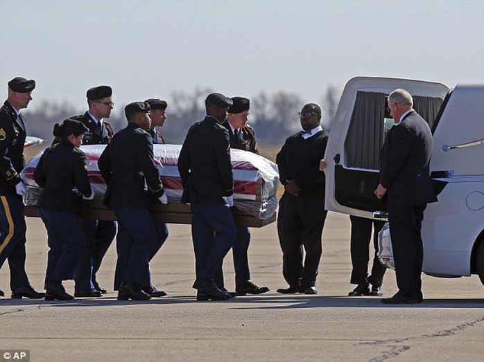 Bí ẩn bao trùm cái chết bí ẩn của nữ trung sĩ Mỹ ở Iraq - Ảnh 2.