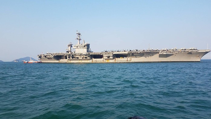 Tàu sân bay USS Carl Vinson rời Đà Nẵng - Ảnh 2.