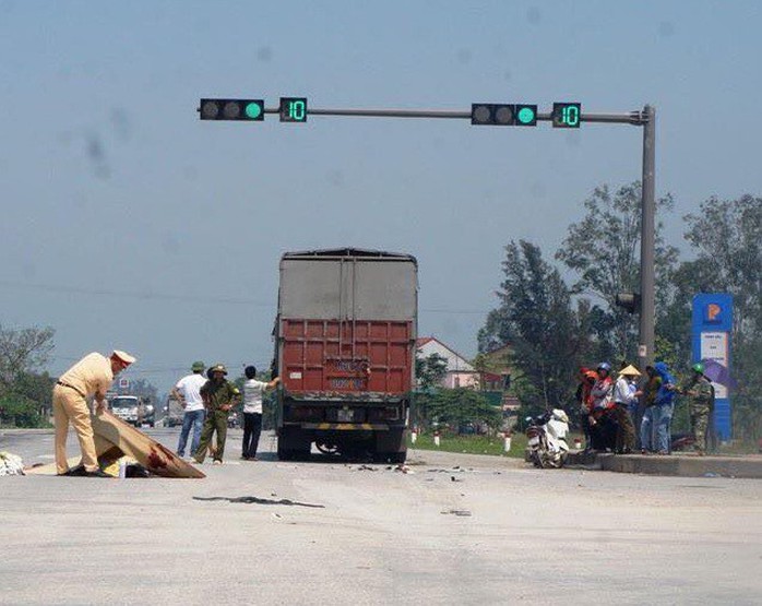 Xe tải cuốn xe máy vào gầm ở ngã tư “tử thần”, 2 anh em chết thảm - Ảnh 1.