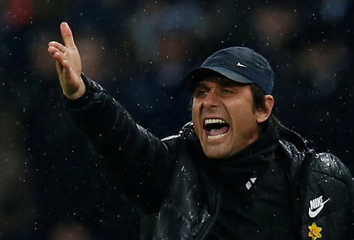 Chelsea chơi tệ, Conte quay sang mắng Neville, Redknapp - Ảnh 1.