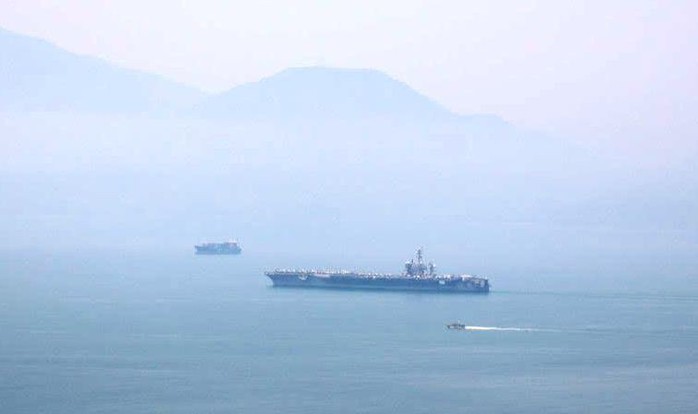 Tàu sân bay USS Carl Vinson đã vào vùng biển cảng Tiên Sa - Ảnh 7.