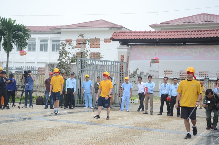 Hải quân tàu sân bay Mỹ trổ tài thi bóc tỏi với bệnh nhân tâm thần - Ảnh 13.