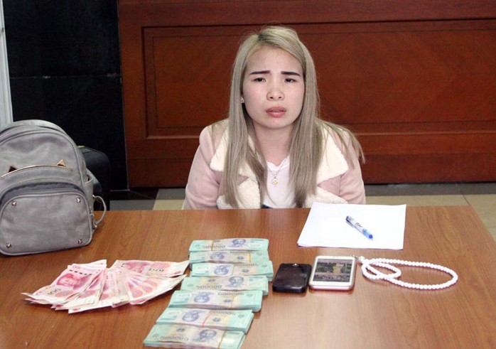 Hải quan bắt 1 phụ nữ không khai báo hơn 300 triệu đồng - Ảnh 1.