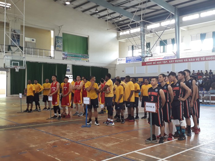 Hải quân tàu sân bay Mỹ hào hứng giao lưu bóng rổ với sinh viên Đà Nẵng - Ảnh 3.