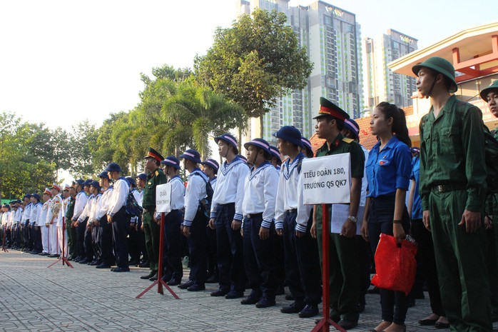 Tiễn thanh niên nhập ngũ, Bí thư Nguyễn Thiện Nhân kể chuyện xưa - Ảnh 1.