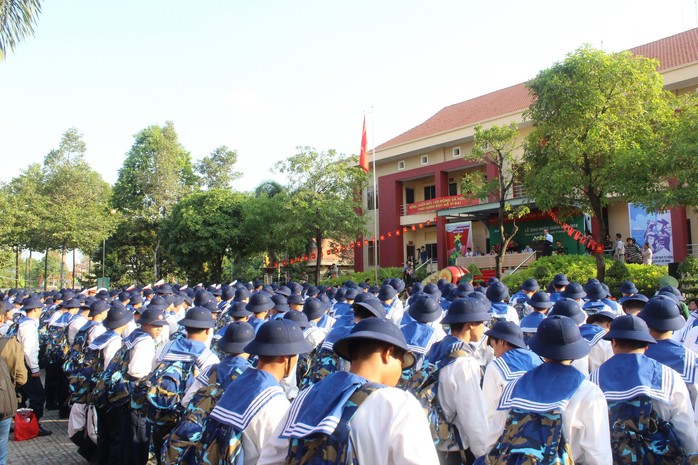 Tiễn thanh niên nhập ngũ, Bí thư Nguyễn Thiện Nhân kể chuyện xưa - Ảnh 2.