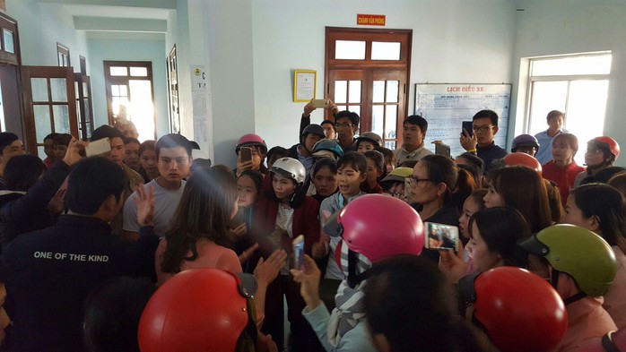 Đắk Lắk: Hàng trăm giáo viên phản đối vì bị chấm dứt hợp đồng - Ảnh 1.