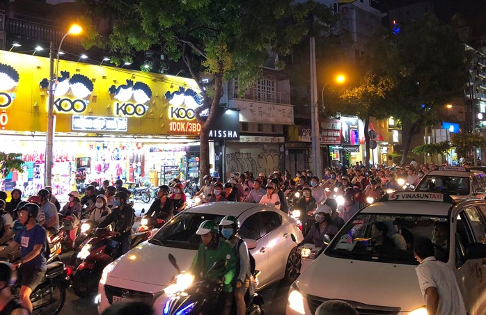 Thanh sắt giàn giáo đâm thủng ô tô Audi ở trung tâm Sài Gòn - Ảnh 4.