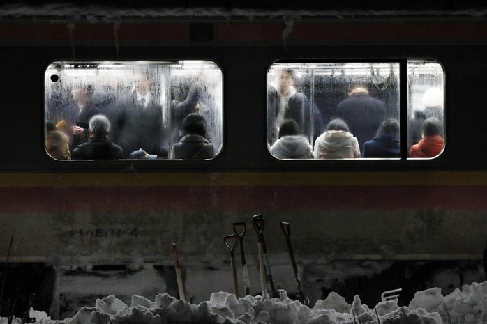Nhật Bản: Tuyết chôn chân xe lửa, khách rã rời đứng cả đêm - Ảnh 3.