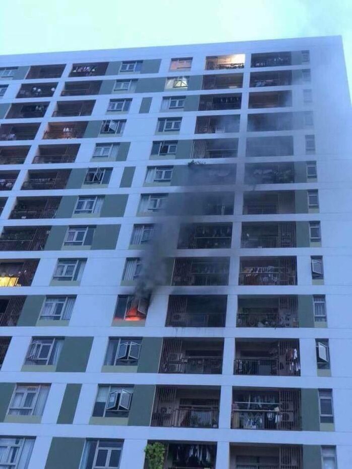 Lại cháy chung cư ở TP HCM, hàng trăm người hoảng loạn - Ảnh 1.