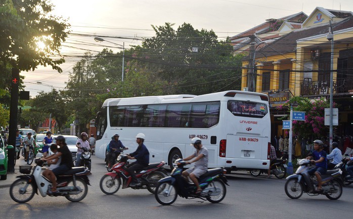 Hội An đang quá tải xe khách du lịch - Ảnh 1.