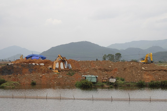 Hơn 8 km sông Cu Đê chuyển sang màu đỏ gạch là do san lấp mặt bằng - Ảnh 3.