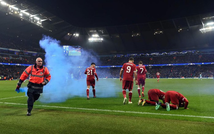 Thua đau, fan Man City đấm túi bụi CĐV Liverpool - Ảnh 3.