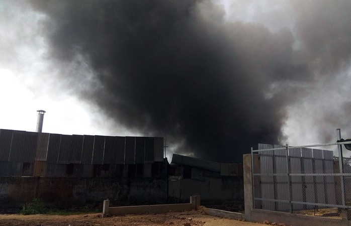 Một nhà xưởng ở TP HCM cháy lớn 2 lần trong hơn 1 tháng - Ảnh 1.