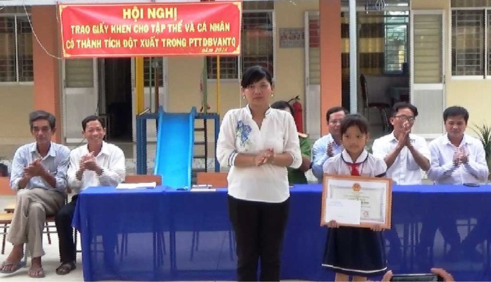 Mẹ con cô bé học sinh nghèo nhưng không tham tiền - Ảnh 1.