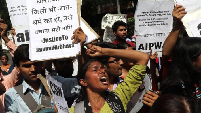 Ấn Độ: Chia rẽ vì vụ cưỡng hiếp tập thể bé gái 8 tuổi - Ảnh 2.