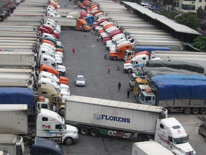 Hàng trăm xe thanh long, mít, chuối… vẫn nằm chờ ở cửa khẩu với Trung Quốc - Ảnh 1.