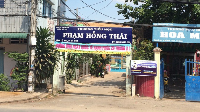 Phạt nặng phụ huynh rủ bạn nhậu đến trường hành hung cô giáo - Ảnh 1.