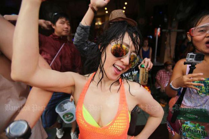 Quấy rối tình dục ở lễ Songkran - Ảnh 1.