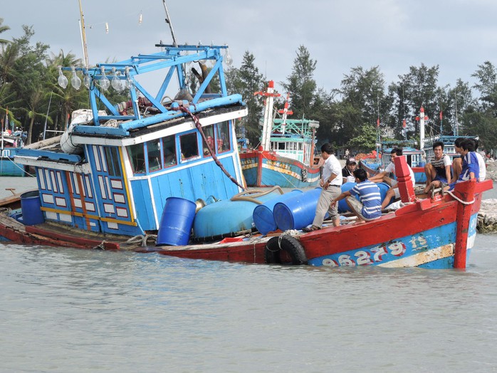 Tàu cá bị chìm ở  Hoàng Sa, 8 ngư dân được cứu vớt - Ảnh 1.