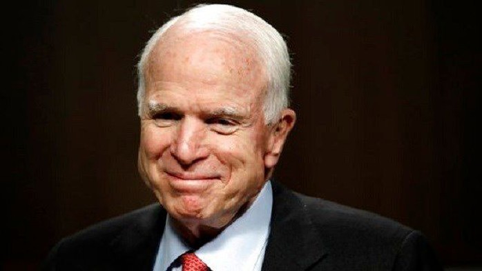 Vừa điều trị ung thư, ông John McCain nhập viện phẫu thuật đại tràng - Ảnh 1.